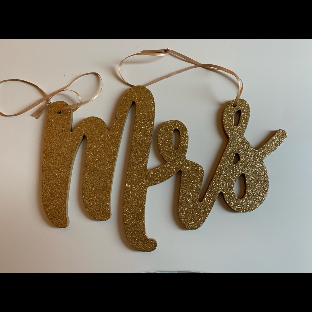 Mr & Mrs gold glitter signs